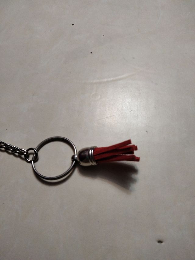 CHAVEIRO DE LETRAS. J VERMELHO