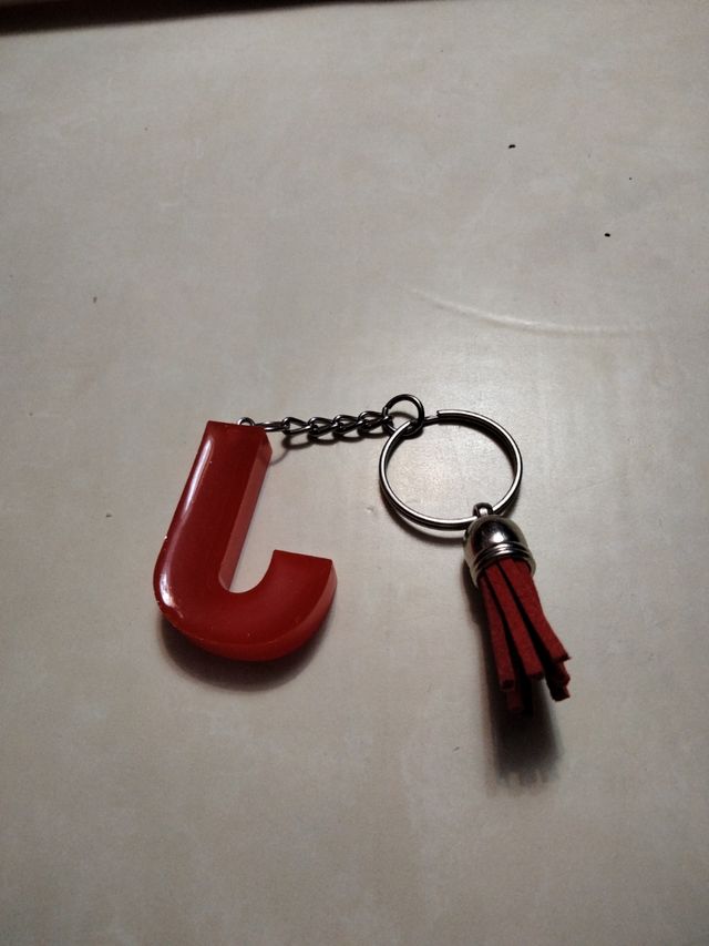CHAVEIRO DE LETRAS. J VERMELHO