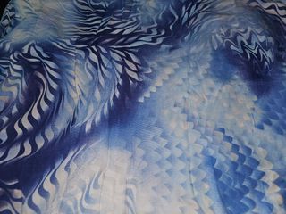 Tela de viscosa de tonos azules y blancos