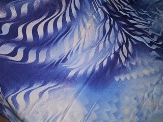 Tela de viscosa de tonos azules y blancos