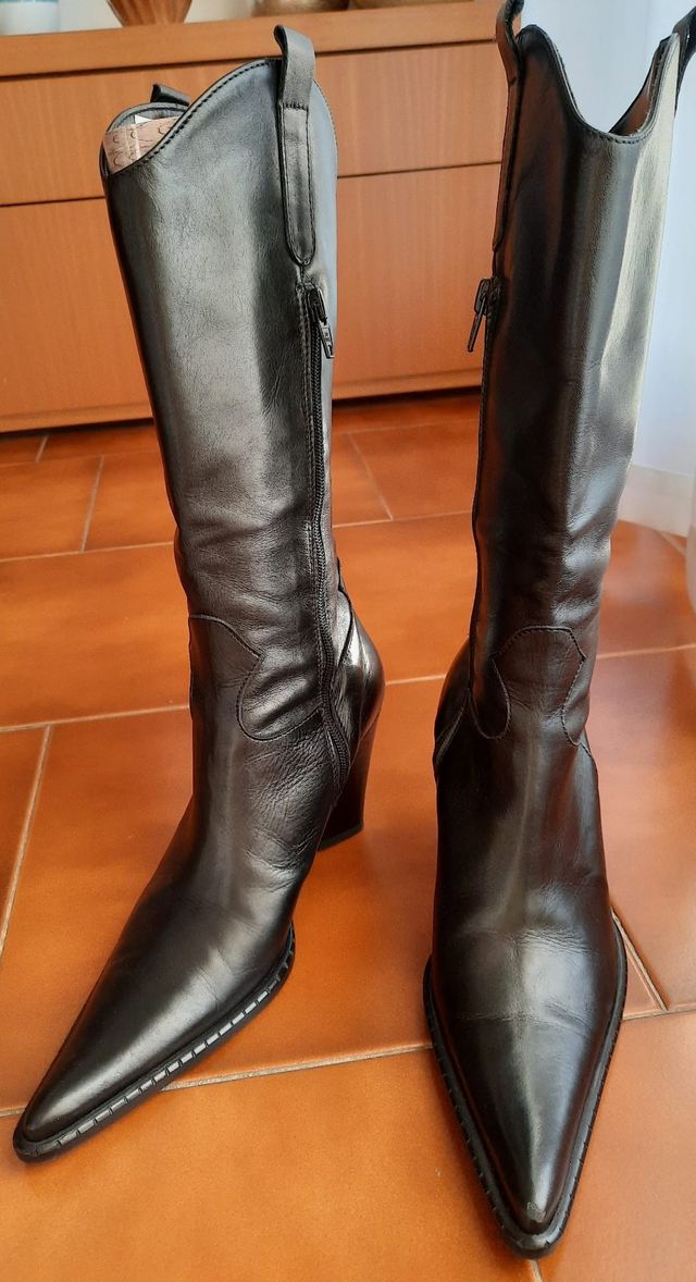 STIVALI DI PELLE NERI NUOVI
