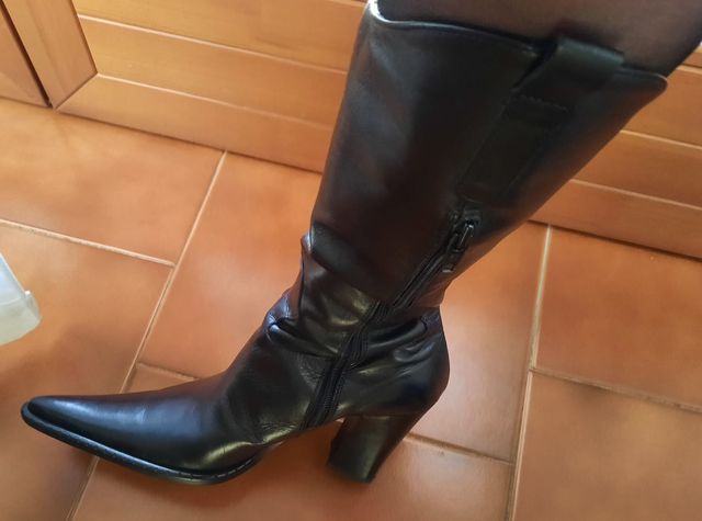 STIVALI DI PELLE NERI NUOVI