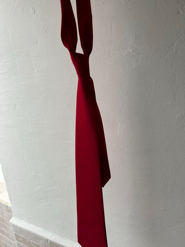 Traje de chaqueta gris con corbata roja