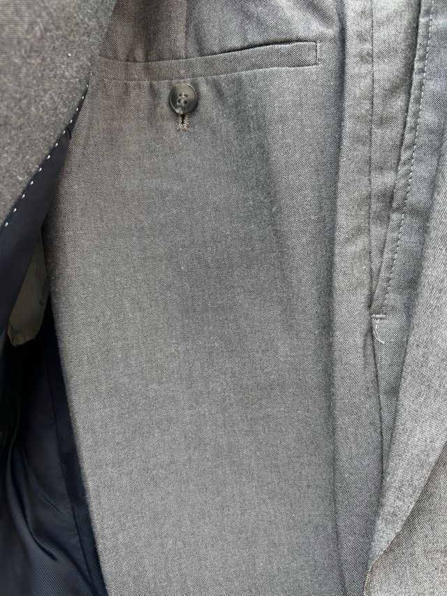 Traje de chaqueta gris con corbata roja