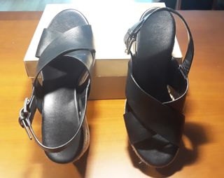 Sandalias cuña de piel negras