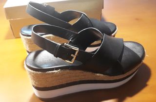 Sandalias cuña de piel negras