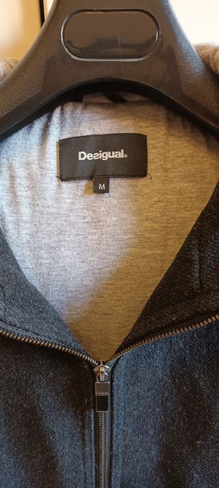 CHAQUETA ACOLCHADA CON CAPUCHA