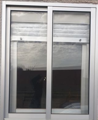 VENTANA CON PERSIANA 