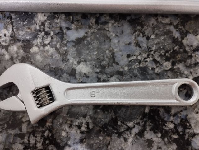 Llave inglesa de 6".  2 cm de apertura