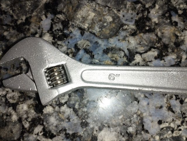 Llave inglesa de 6".  2 cm de apertura