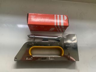 Grapadora manual metálica.