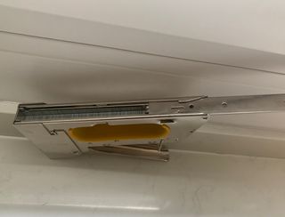 Grapadora manual metálica.