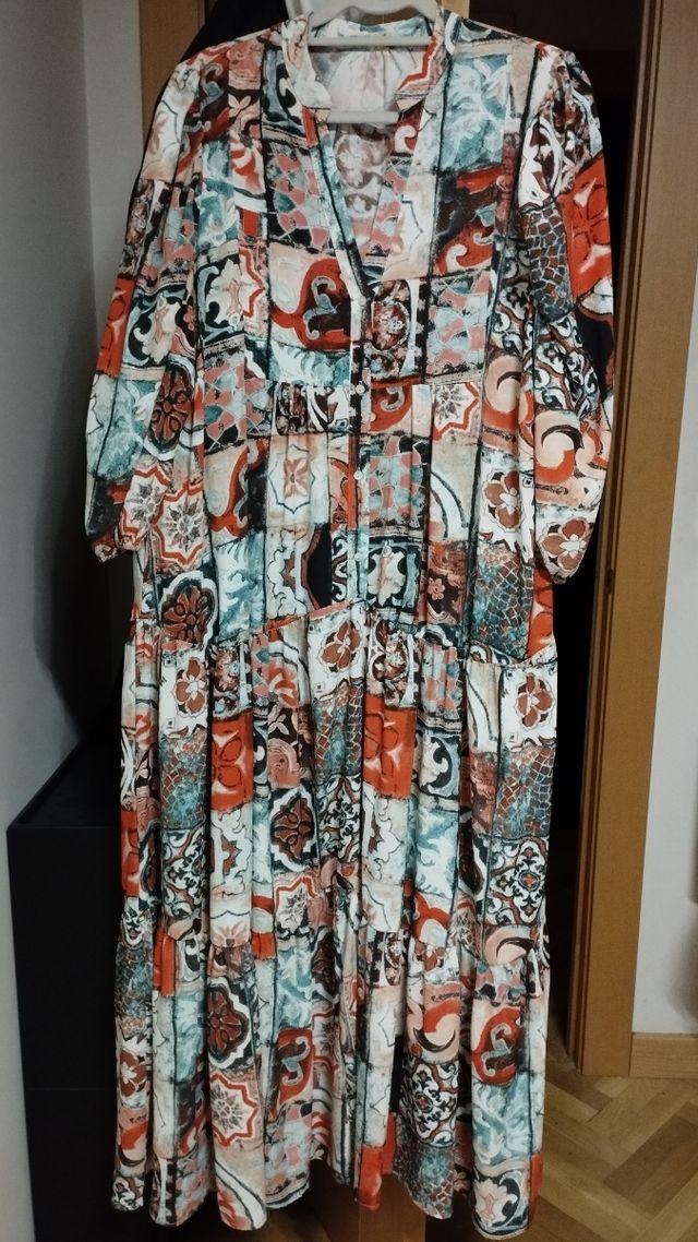 Vestido largo estampado. Chaqueta a parte por 6€