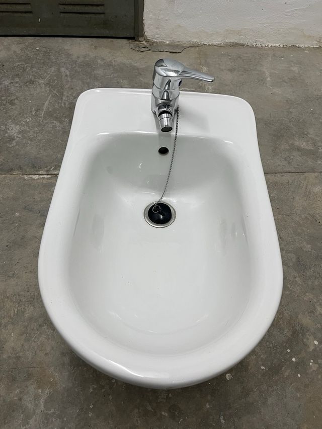 Bidet con grifo