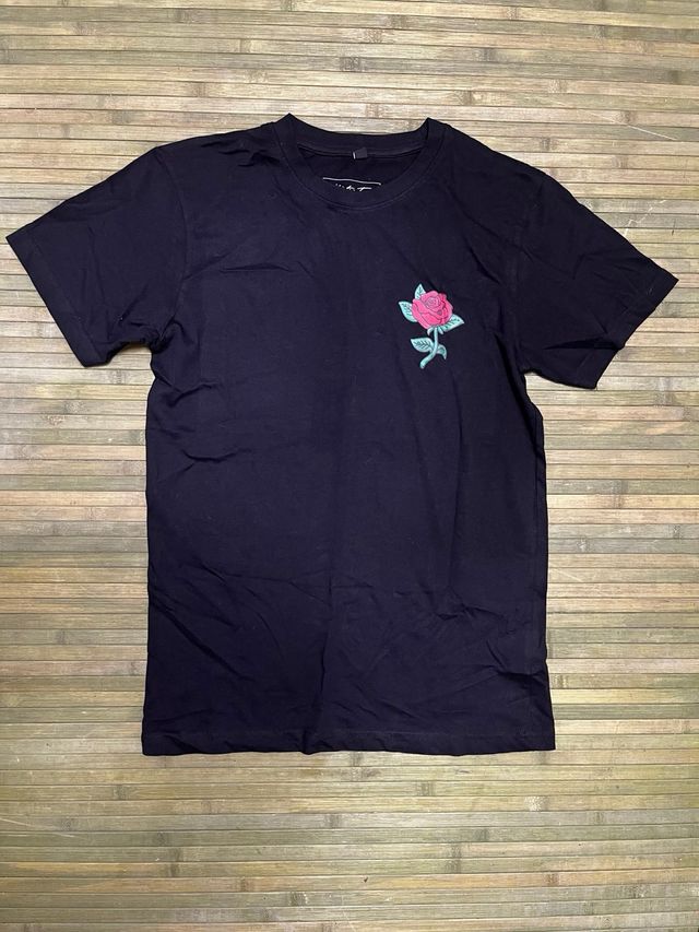 Camiseta negra con una rosa