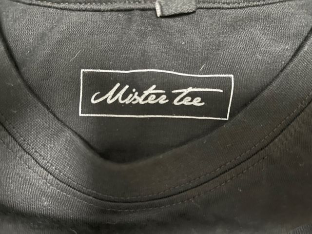 Camiseta negra con una rosa