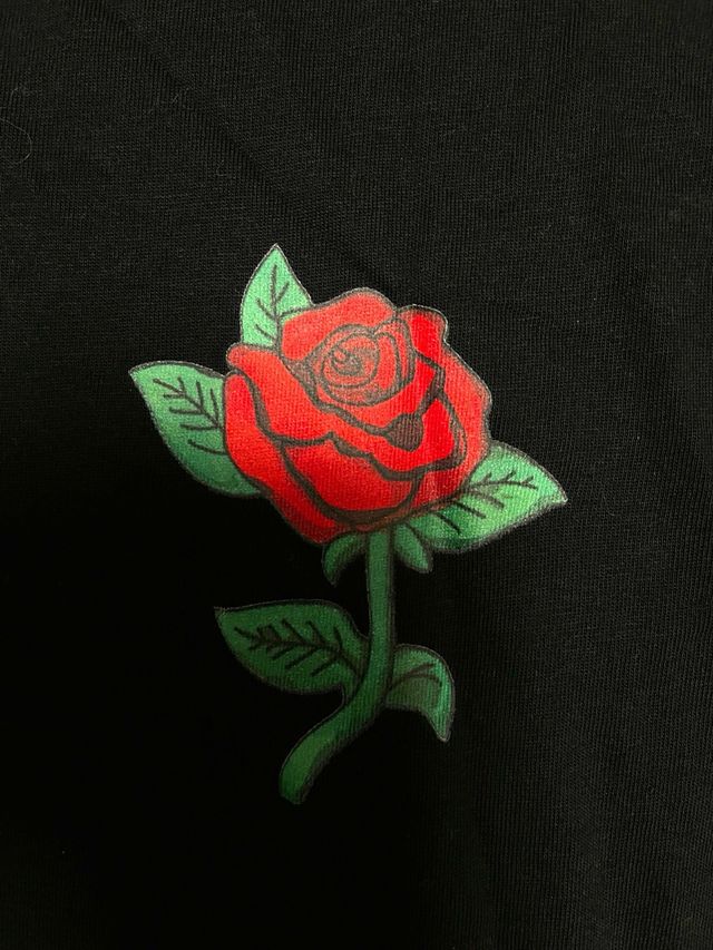 Camiseta negra con una rosa