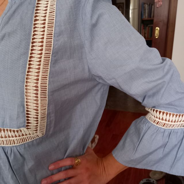Blusa con inserti ricamati