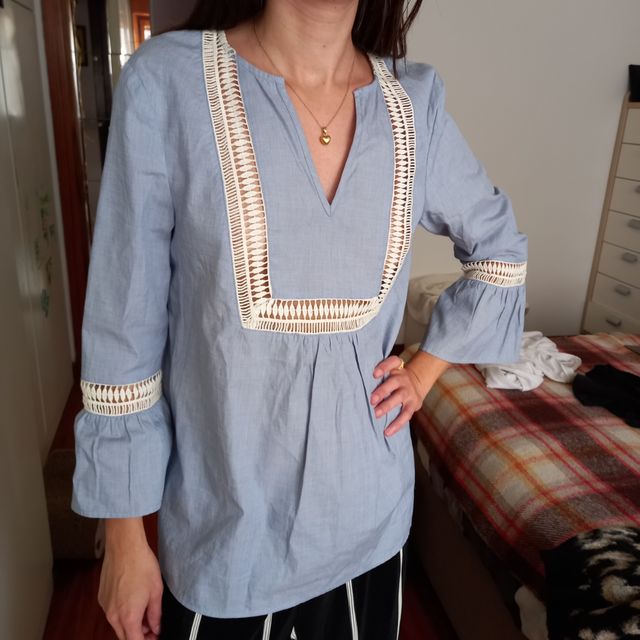 Blusa con inserti ricamati