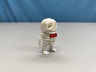 Esqueleto com laço vermelho