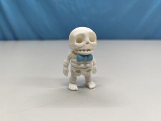 Esqueleto com laço azul