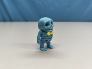 Esqueleto com laço amarelo