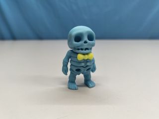 Esqueleto com laço amarelo