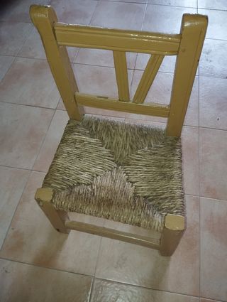 Silla baja de madera