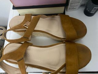 Sandalias camel y rafia