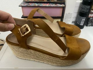 Sandalias camel y rafia