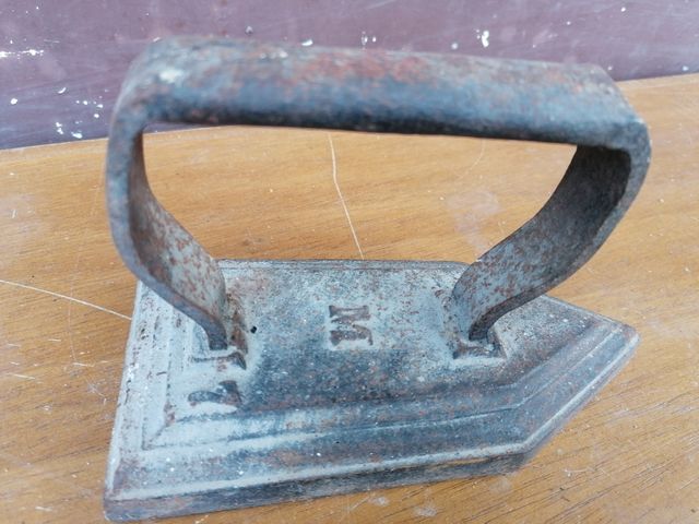 Vecchio ferro da stiro da collezione