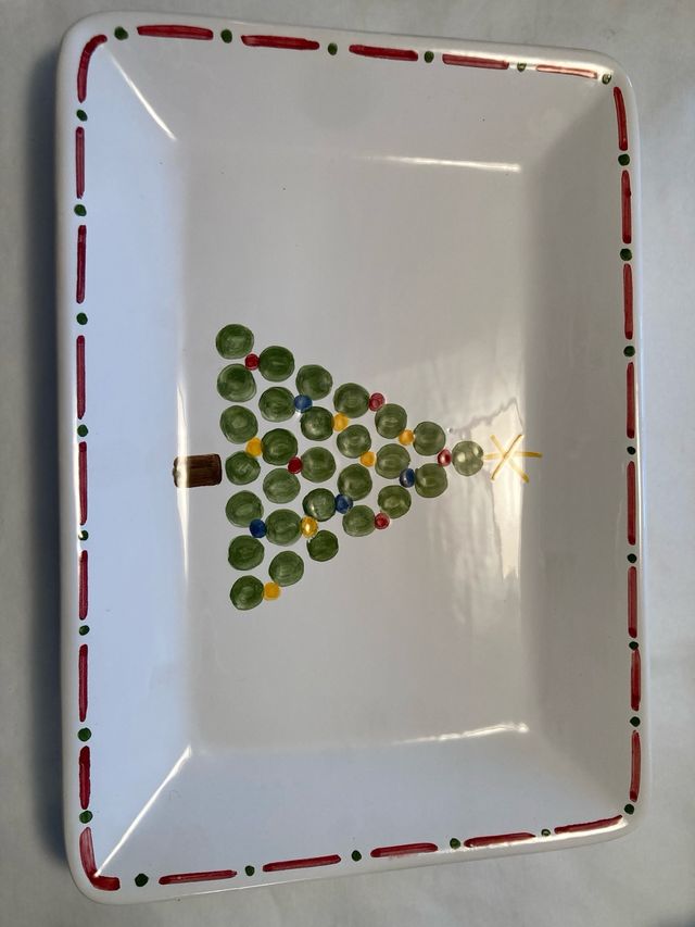 Dis fuentes con motivo navideño