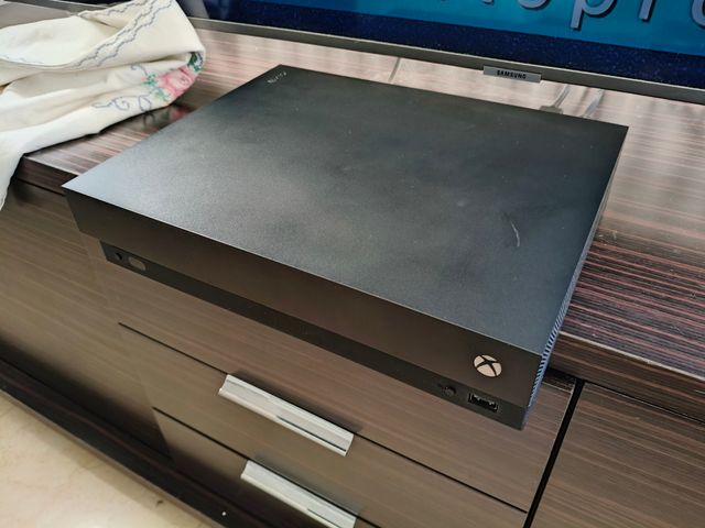 Xbox One X + juegos + accesorios