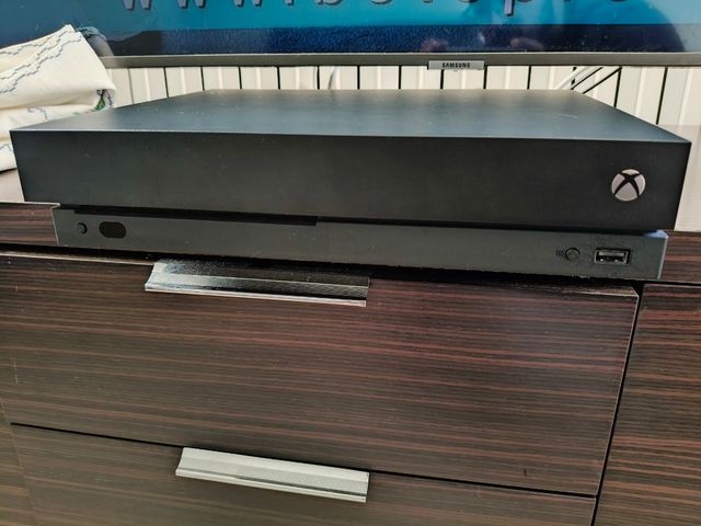 Xbox One X + juegos + accesorios