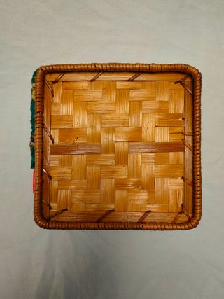 Costurero de mimbre y tela vintage 