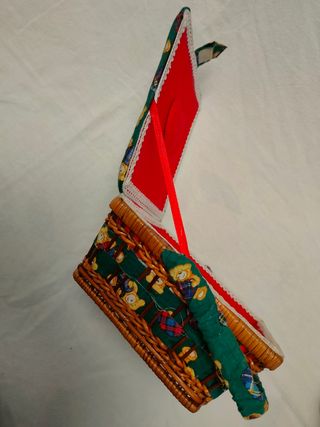 Costurero de mimbre y tela vintage 