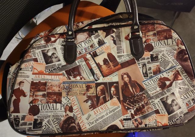 Bolso de viaje estampado revista