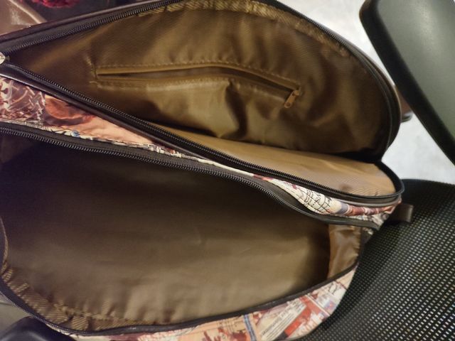 Bolso de viaje estampado revista