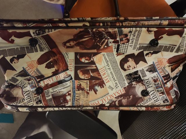 Bolso de viaje estampado revista