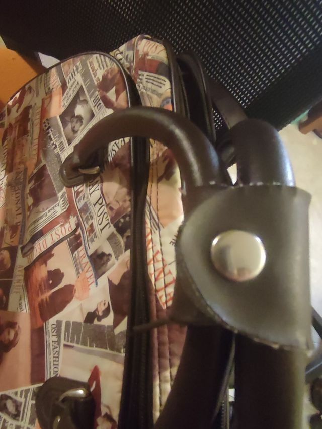 Bolso de viaje estampado revista