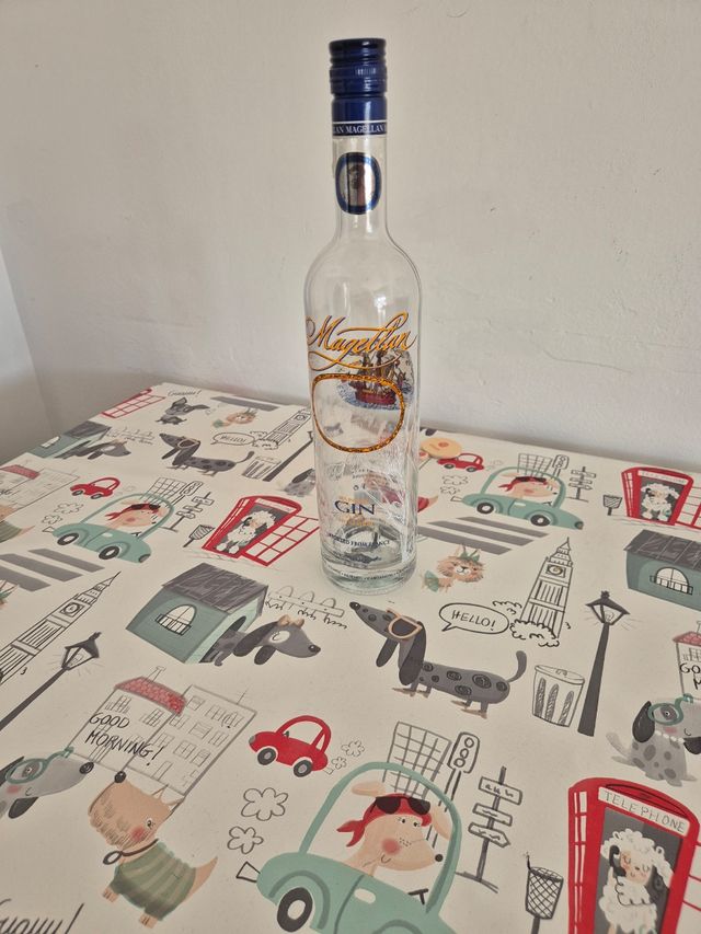 Bottiglia di gin Magallanes vuota