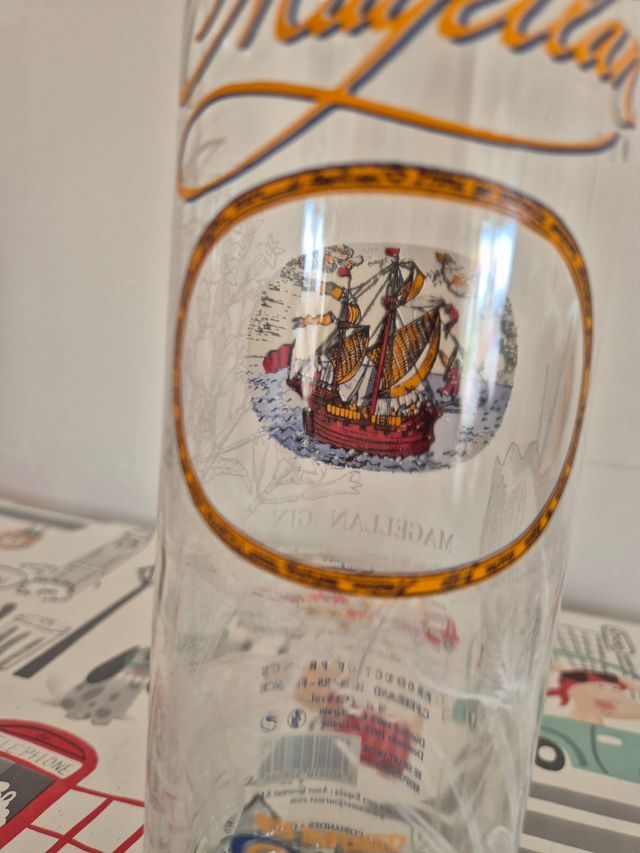 Bottiglia di gin Magallanes vuota