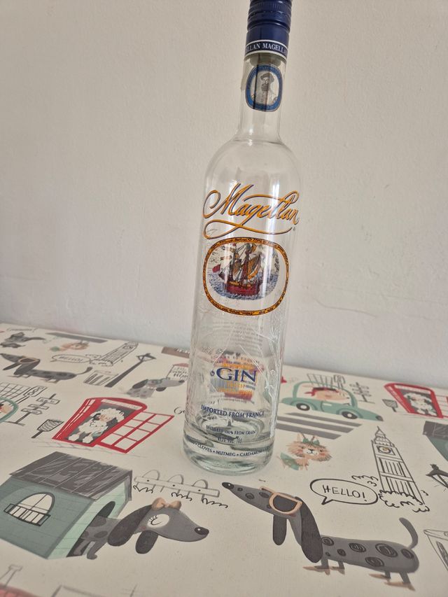 Bottiglia di gin Magallanes vuota
