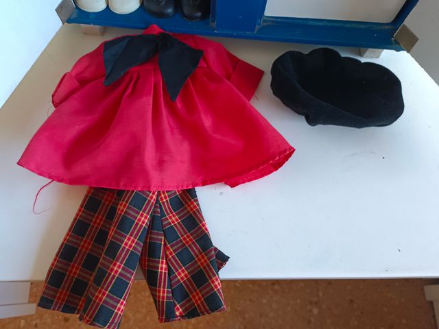 Armario Nancy años 70 con vestidos y accesorios