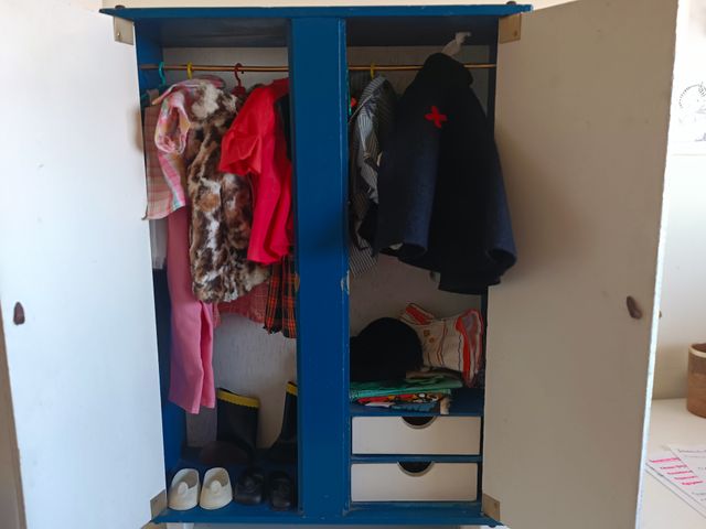 Armario Nancy años 70 con vestidos y accesorios