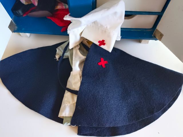 Armario Nancy años 70 con vestidos y accesorios