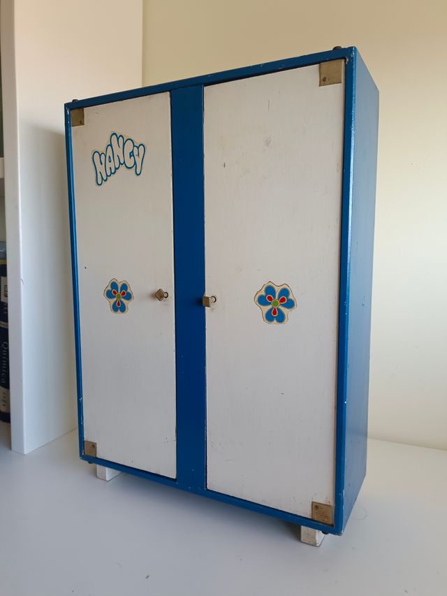 Armario Nancy años 70 con vestidos y accesorios