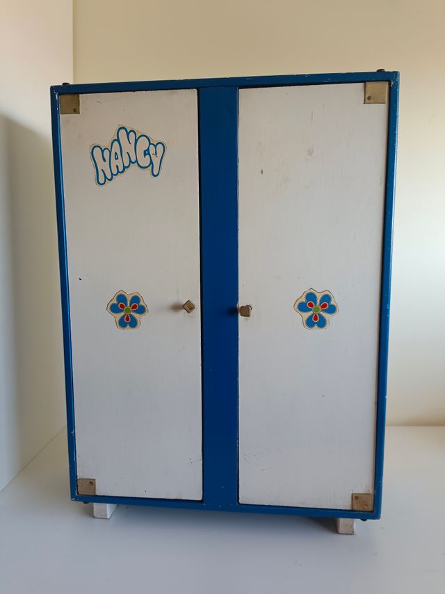 Armario Nancy años 70 con vestidos y accesorios