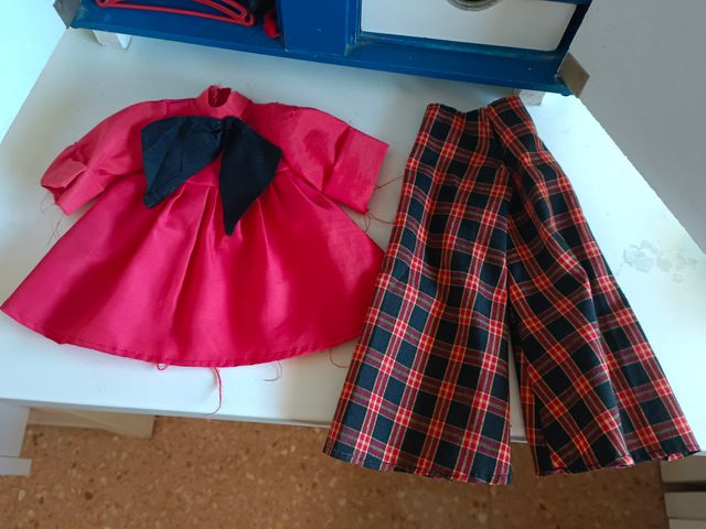 Armario Nancy años 70 con vestidos y accesorios