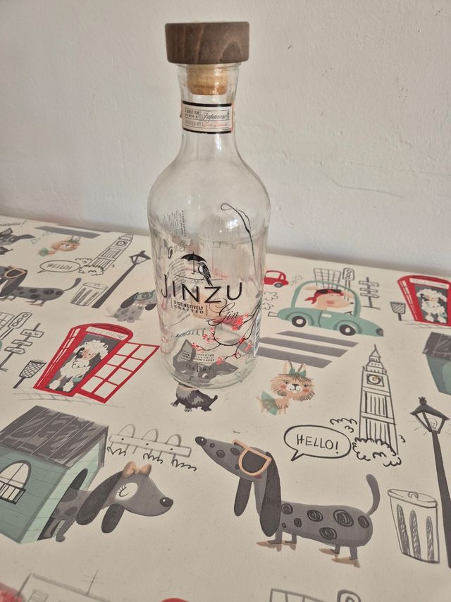 Bottiglia di gin vuota Jinzu